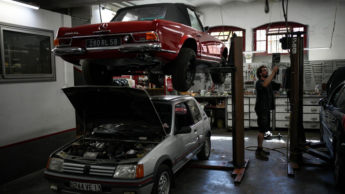 EU lawmakers back ban on new combustion engine cars from 2035