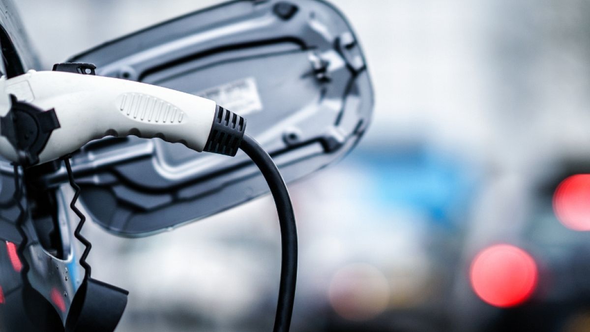 6 ways to save money on EV battery charging